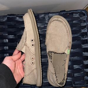 Sanuk. Neutral/tan. worn once. Size 7.